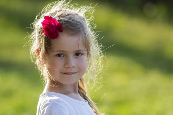 Retrato Pequena Menina Loira Adorável Com Olhos Grisalhos Rosa Vermelha — Fotografia de Stock