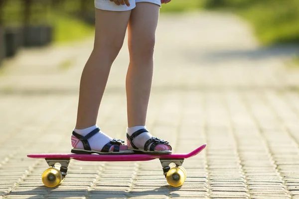 Flicka Smal Ben Vita Strumpor Och Svarta Sandaler Står Trottoaren — Stockfoto