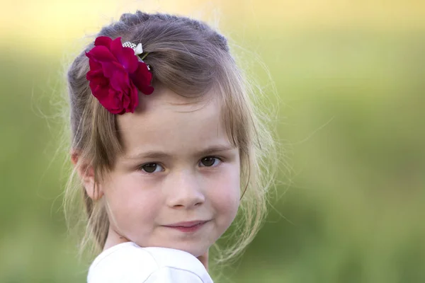 Portrait Belle Petite Fille Blonde Préscolaire Avec Beaux Yeux Gris — Photo