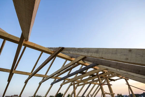 Neues Holzhaus Bau Nahaufnahme Des Dachstuhls Gegen Klaren Himmel Von — Stockfoto