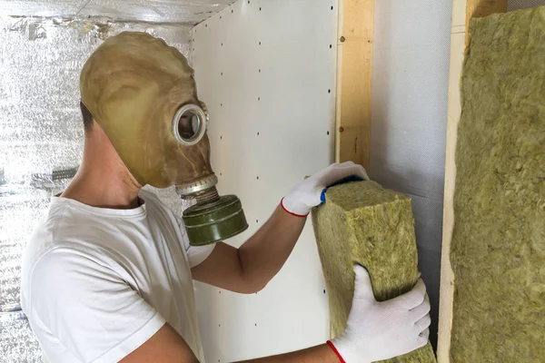 Jovem Trabalhador Máscara Gás Isolante Pessoal Isolamento Rocha Quadro Madeira — Fotografia de Stock