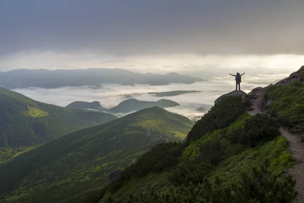 Amplio Panorama Montaña Pequeña Silueta Turista Con Mochila Ladera Rocosa — Foto de Stock