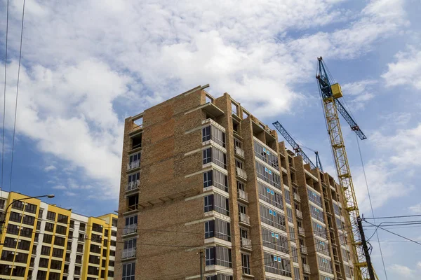 Dois Guindastes Torre Que Trabalham Edifício Alto Tijolo Ascensão Sob — Fotografia de Stock