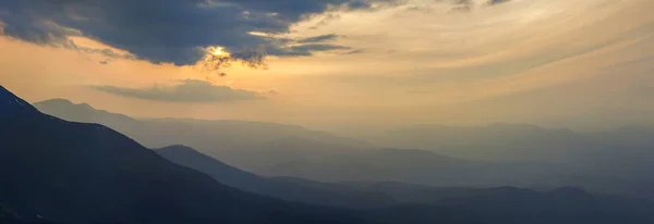 Широкая Панорама Фантастический Вид Покрытый Утренним Туманом Зеленых Карпатских Гор — стоковое фото