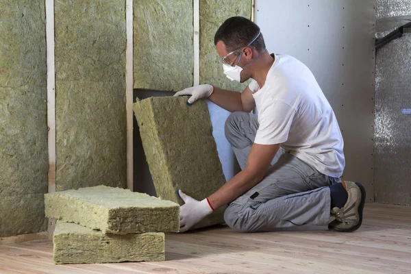 工人在防护护目镜和呼吸机绝缘岩石羊毛绝缘在木框架为未来的房子墙的冷屏障 舒适温馨的家居 建筑和装修理念 — 图库照片