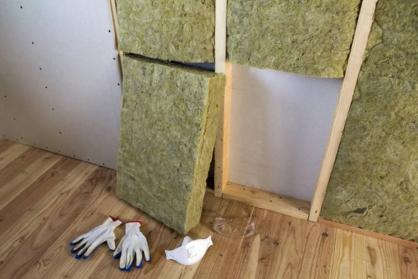 Kaya yünü ve fiberglas yalıtım personel malzemesi soğuk bariyer için. Cam yünü ile çalışması için araçları: koruyucu gözlük, gözlük ve maske. Sıcak ev, ekonomi, inşaat ve tadilat kavramı.