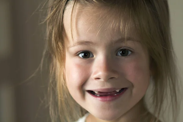 Porträt Eines Kleinen Netten Blonden Mädchens Mit Grauen Augen Das — Stockfoto