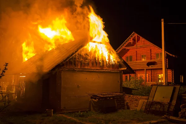 Wooden Barn Burning Night High Orange Fire Flames Dense Smoke — Stock Photo, Image