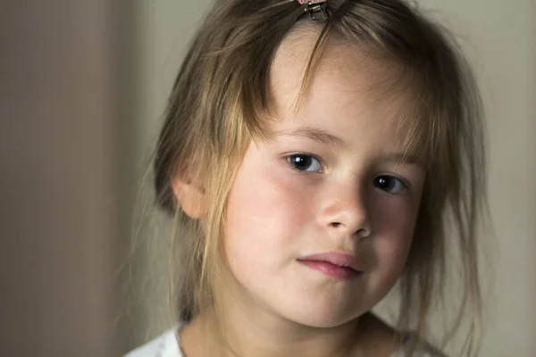 Портрет Маленької Милою Симпатичної Дівчинки Сірими Очима Розсіяним Світлим Волоссям — стокове фото