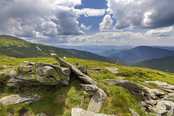 Vaste Panorama Éclairé Par Plateau Montagne Ensoleillé Avec Herbe Verte — Photo