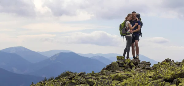 Jovem Casal Turístico Com Mochilas Homem Atlético Menina Bonita Abraçado — Fotografia de Stock