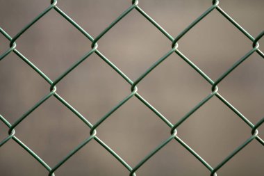 İzole boyalı basit geometrik siyah demir metal tel zincir bağlantı çit eon koyu kırmızı zemin Close-up. Çit, koruma ve muhafaza kavramı.