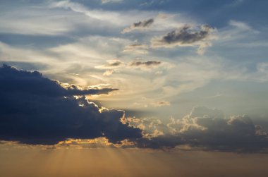 Gündoğumu veya günbatımı gökyüzüne Panoraması. Açık gökyüzü parlak turuncu sarı güneş tarafından koyu mavi bulutlar güzel manzarasına yaktı. Güzellik ve güç doğa, meteoroloji ve iklim kavramı değiştirme.