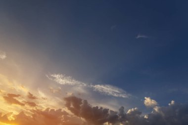 Gündoğumu veya günbatımı gökyüzüne Panoraması. Açık gökyüzü parlak turuncu sarı güneş tarafından koyu mavi bulutlar güzel manzarasına yaktı. Güzellik ve güç doğa, meteoroloji ve iklim kavramı değiştirme.