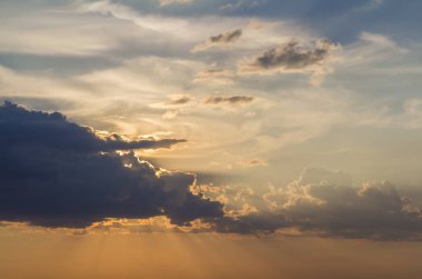 Gündoğumu veya günbatımı gökyüzüne Panoraması. Açık gökyüzü parlak turuncu sarı güneş tarafından koyu mavi bulutlar güzel manzarasına yaktı. Güzellik ve güç doğa, meteoroloji ve iklim kavramı değiştirme.