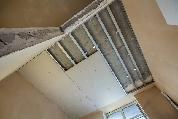 Vista Inclinada Luz Sala Vazia Construção Teto Suspenso Paredes Drywall — Fotografia de Stock