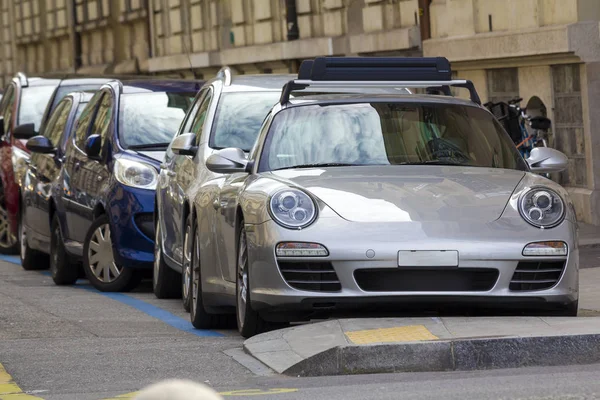 Hosszú Sora Fényes Drága Luxus Autók Parkolnak Városi Aszfalton Utcai — Stock Fotó