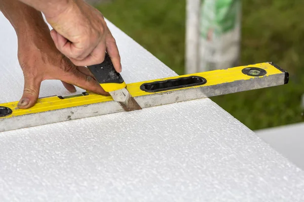 Närbild Arbetstagaren Hand Med Kniv Och Nivå Skärande Vitt Styvt — Stockfoto