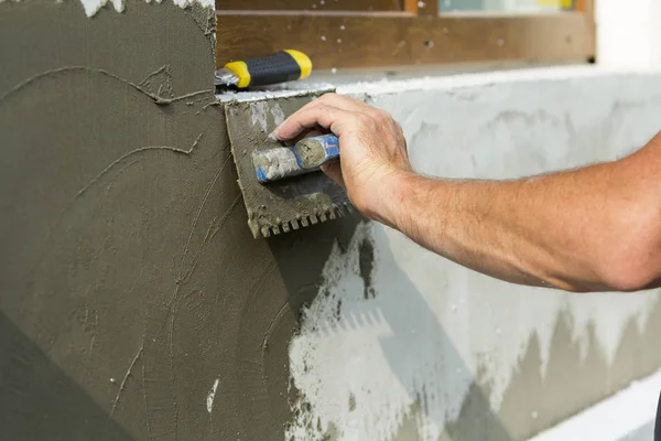 Primer Plano Del Detalle Mano Del Trabajador Con Paleta Aplicando —  Fotos de Stock