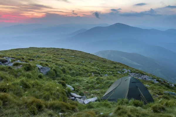 Sommercamping Den Bergen Morgengrauen Touristenzelt Auf Einem Runden Grasbewachsenen Hügel — Stockfoto