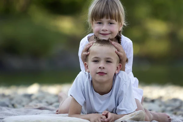 Zwei Junge Glückliche Niedliche Blond Lächelnde Kinder Junge Und Mädchen — Stockfoto