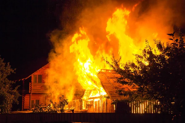 Burning Drewniany Dom Nocy Jasny Pomarańczowy Płomienie Gęsty Dym Spod — Zdjęcie stockowe