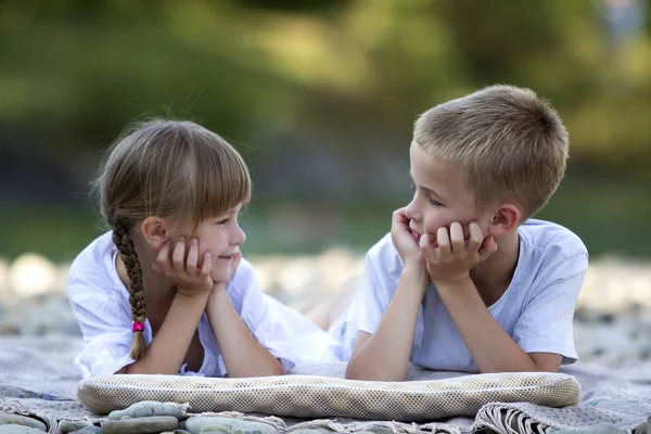 Zwei Junge Glückliche Niedliche Blonde Kinder Junge Und Mädchen Bruder — Stockfoto