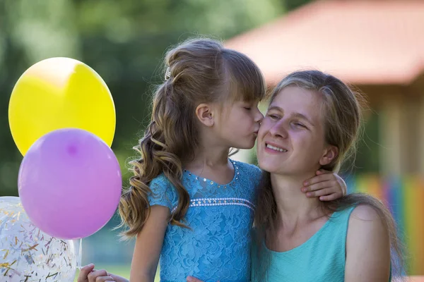 Brincalhão Bela Menina Loira Pequena Com Balões Coloridos Belo Vestido — Fotografia de Stock