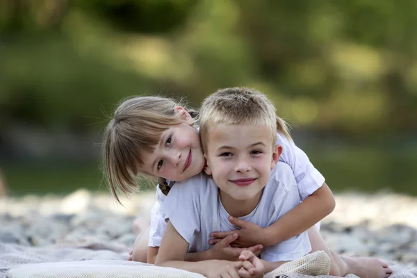 Deux Jeunes Enfants Souriants Blonds Joyeux Mignons Garçon Fille Frère — Photo