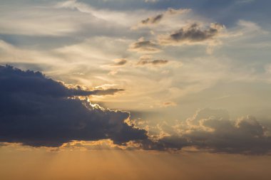 Gündoğumu veya günbatımı gökyüzüne Panoraması. Açık gökyüzü parlak turuncu sarı güneş tarafından koyu mavi bulutlar güzel manzarasına yaktı. Güzellik ve güç doğa, meteoroloji ve iklim kavramı değiştirme.