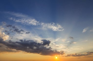 Gündoğumu veya günbatımı gökyüzüne Panoraması. Açık gökyüzü parlak turuncu sarı güneş tarafından koyu mavi bulutlar güzel manzarasına yaktı. Güzellik ve güç doğa, meteoroloji ve iklim kavramı değiştirme.