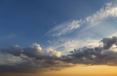 Gündoğumu veya günbatımı gökyüzüne Panoraması. Açık gökyüzü parlak turuncu sarı güneş tarafından koyu mavi bulutlar güzel manzarasına yaktı. Güzellik ve güç doğa, meteoroloji ve iklim kavramı değiştirme.