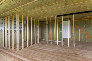 Yapım ve yenileme büyük geniş meşe zemin, duvar ve tavan taş yünü ve soğuk bariyer için cam elyaf ve gelecekteki duvarlar için ahşap çerçeve ile bitmemiş tavan arası Oda boş.