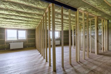 Yapım ve büyük ışık geniş boş oda meşe zemin, duvar ve tavan taş yünü, gelecekteki duvarlar için düşük tavan pencere ve ahşap çerçeve altında radyatörler Isıtma ile yenileme.