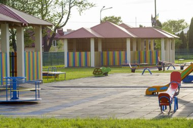 Güzel yeni modern Bahçesi anaokulunda yumuşak kaldırım, parlak yeni çok renkli girinti, değişim, slaytlar, banklar, dolambaçlı ve kum ile. Çocuk Aktiviteleri açık havada için mükemmel bir yer.