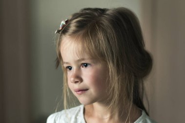 Gri gözleri ve dağınık güzel sarışın saç sersem güneşli arka plan bulanık mesafe seyir klipte küçük genç ve güzel çocuk kız portresi. Güzellik, hayaller ve çocukluk masumiyet.