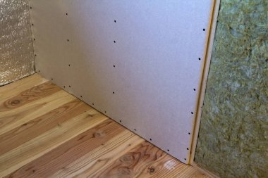 Alçıpan plakalar ile gelecekteki duvarlar için ahşap çerçeve kaya yünü ve fiberglas ile yalıtım personel soğuk bariyer için yalıtılmış. Rahat sıcak ev, ekonomi, inşaat ve tadilat kavramı.