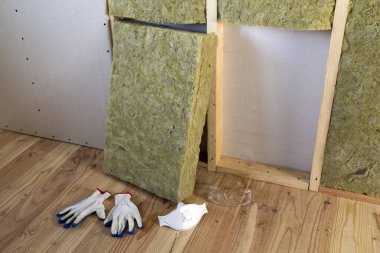 Kaya yünü ve fiberglas yalıtım personel malzemesi soğuk bariyer için. Cam yünü ile çalışması için araçları: koruyucu gözlük, gözlük ve maske. Sıcak ev, ekonomi, inşaat ve tadilat kavramı.
