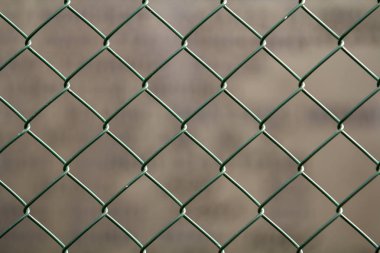 İzole boyalı basit geometrik siyah demir metal tel zincir bağlantı çit eon koyu kırmızı zemin Close-up. Çit, koruma ve muhafaza kavramı.