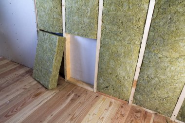 Alçıpan plakalar ile gelecekteki duvarlar için ahşap çerçeve kaya yünü ve fiberglas ile yalıtım personel soğuk bariyer için yalıtılmış. Rahat sıcak ev, ekonomi, inşaat ve tadilat kavramı.