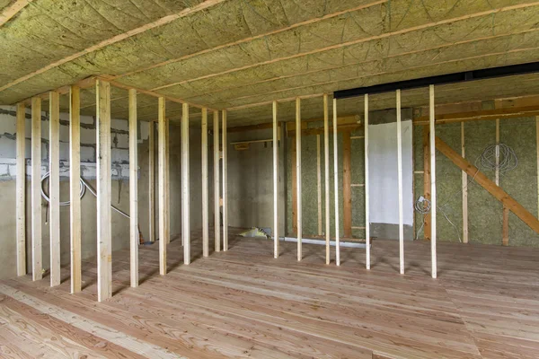 Yapım ve yenileme büyük geniş meşe zemin, duvar ve tavan taş yünü ve soğuk bariyer için cam elyaf ve gelecekteki duvarlar için ahşap çerçeve ile bitmemiş tavan arası Oda boş.