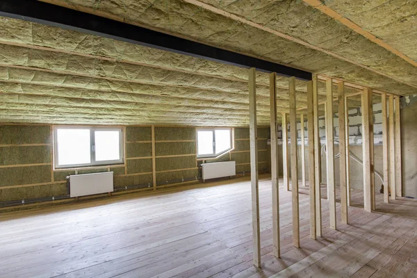 Yapım ve büyük ışık geniş boş oda meşe zemin, duvar ve tavan taş yünü, gelecekteki duvarlar için düşük tavan pencere ve ahşap çerçeve altında radyatörler Isıtma ile yenileme.