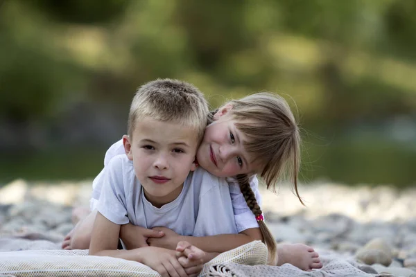 Deux Jeunes Enfants Souriants Blonds Joyeux Mignons Garçon Fille Frère — Photo