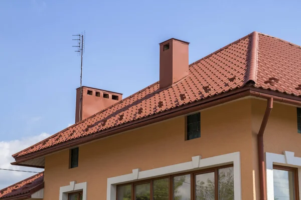 Maison Plain Pied Neuve Avec Toit Carrelage Rouge Fenêtres Plastique — Photo