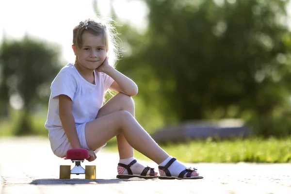 Söt Liten Blond Tjej Vita Shorts Och Shirt Sitter Skateboard — Stockfoto