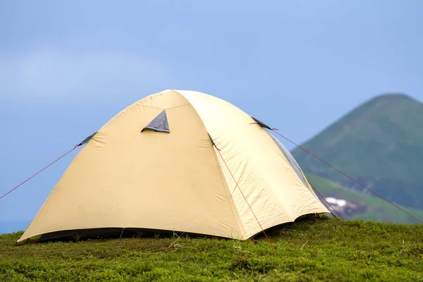 夏日阳光明媚的一天 小旅游帐篷上的草山谷在遥远的朦胧的绿色山脉下清澈的蓝色万里无云的天空背景 野营与自然美景 — 图库照片