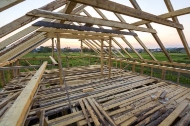 Yeni ahşap ev yapım aşamasında. Tavan çatı çerçeve karşı Close-up gökyüzünden içinde temizleyin. Doğal malzemelerin ekolojik rüya ev. Yapı, inşaat ve yenileme kavramı.