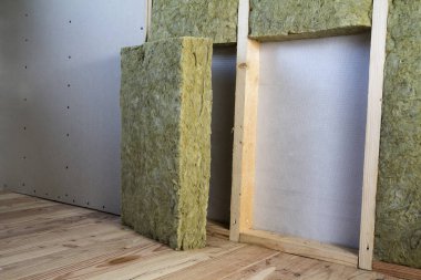 Alçıpan plakalar ile gelecekteki duvarlar için ahşap çerçeve kaya yünü ve fiberglas ile yalıtım personel soğuk bariyer için yalıtılmış. Rahat sıcak ev, ekonomi, inşaat ve tadilat kavramı.