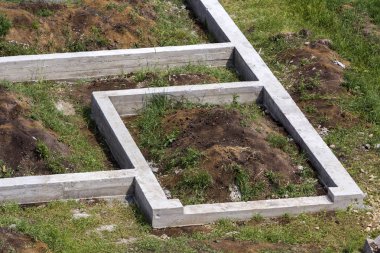 Yeşil alanda şantiye. Siperler detayını yakın çekim toprağa kazdık ve gelecekteki house için temel olarak çimento ile dolu. Gayrimenkul, yatırım, inşaat ve inşaat kavramı.