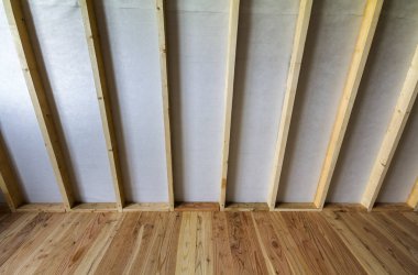 Yakın çekim detay gelecek bölme duvar için inşaat ve yenileme ile tahta meşe zemin ve Ahşap ahşap çerçeve altında boş oda. Profesyonel yeniden yapılanma ve yatırımlar kavramı.